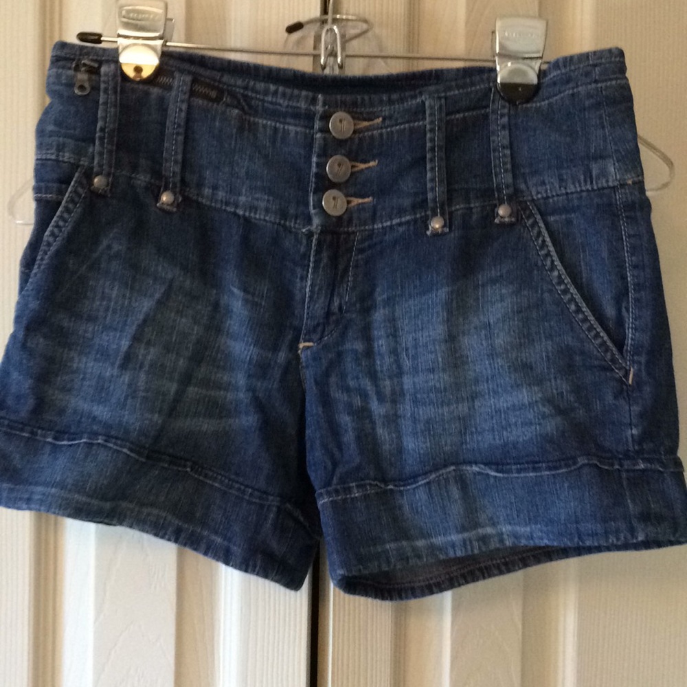 Cute denim shorts with three buttons